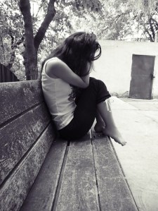 alone-bench-girl-grey-hurt-pain-Favim_com-40247